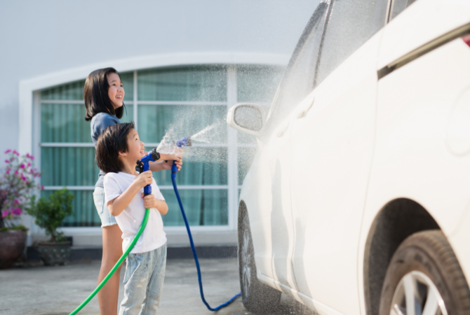 車を洗車する家族